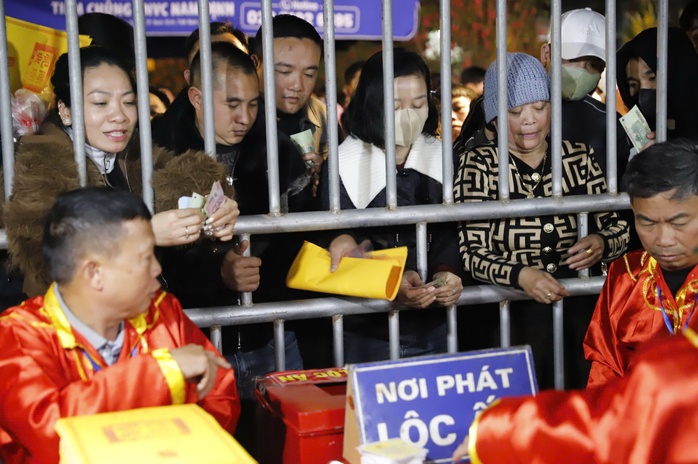 Nhiều người chen lấn xin lộc, cầu may sau lễ Khai ấn đền Trần- Ảnh 9.