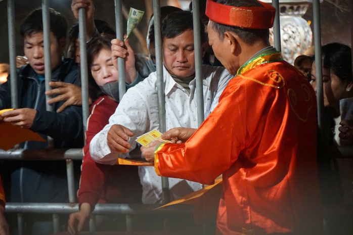 Nhiều người chen lấn xin lộc, cầu may sau lễ Khai ấn đền Trần- Ảnh 10.