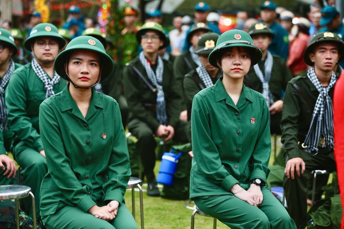 Hơn 4.000 thanh niên TP HCM hăng hái lên đường nhập ngũ- Ảnh 4. Hơn 4.000 thanh niên TP HCM hăng hái lên đường nhập ngũ- Ảnh 4.