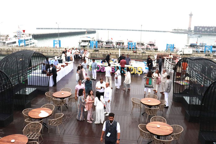 Đám cưới cặp đôi du khách quốc tế tổ chức trên du thuyền 5 sao Ambassador Day Cruise II tại vịnh Hạ Long vào tháng 2-2023 Đám cưới cặp đôi du khách quốc tế tổ chức trên du thuyền 5 sao Ambassador Day Cruise II tại vịnh Hạ Long vào tháng 2-2023