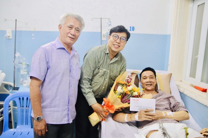Chương trình "Mai Vàng tri ân" thăm và trao tặng quà cho NSND Hà Thế Dũng- Ảnh 1. Chương trình "Mai Vàng tri ân" thăm và trao tặng quà cho NSND Hà Thế Dũng- Ảnh 1.
