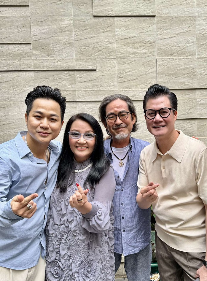 Nhiều nghệ sĩ, ca sĩ mừng tân niên tại nhà của ca sĩ Cẩm Vân - Khắc Triệu- Ảnh 2. Nhiều nghệ sĩ, ca sĩ mừng tân niên tại nhà của ca sĩ Cẩm Vân - Khắc Triệu- Ảnh 2.