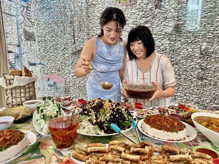 Nhiều nghệ sĩ, ca sĩ mừng tân niên tại nhà của ca sĩ Cẩm Vân - Khắc Triệu- Ảnh 4. Nhiều nghệ sĩ, ca sĩ mừng tân niên tại nhà của ca sĩ Cẩm Vân - Khắc Triệu- Ảnh 4.