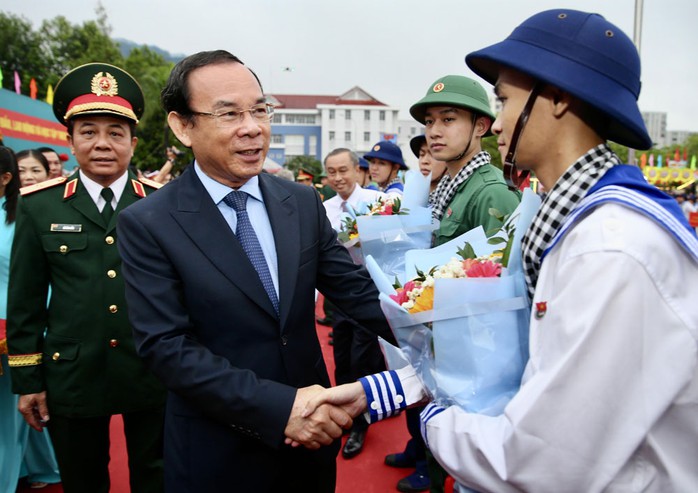 Bí thư Thành ủy TP HCM Nguyễn Văn Nên động viên thanh niên lên đường nhập ngũ. Ảnh: HOÀNG TRIỀU Bí thư Thành ủy TP HCM Nguyễn Văn Nên động viên thanh niên lên đường nhập ngũ. Ảnh: HOÀNG TRIỀU