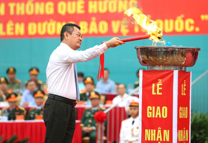 Hơn 4.000 thanh niên TP HCM hăng hái lên đường nhập ngũ- Ảnh 3. Hơn 4.000 thanh niên TP HCM hăng hái lên đường nhập ngũ- Ảnh 3.