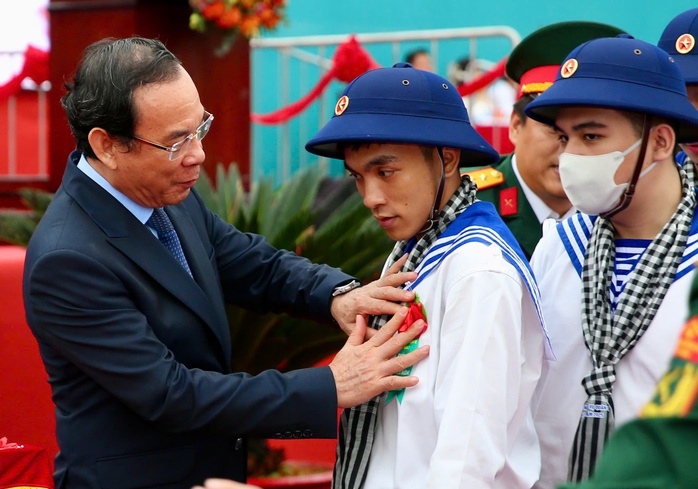 Hơn 4.000 thanh niên TP HCM hăng hái lên đường nhập ngũ- Ảnh 2. Hơn 4.000 thanh niên TP HCM hăng hái lên đường nhập ngũ- Ảnh 2.