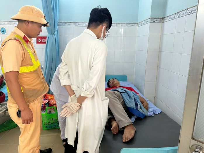 Cảnh sát giao thông Đồng Nai cứu kịp thời người đàn ông bất tỉnh bên đường- Ảnh 3. Cảnh sát giao thông Đồng Nai cứu kịp thời người đàn ông bất tỉnh bên đường- Ảnh 3.