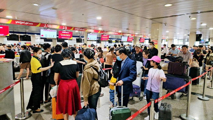 Khách đông nghịt tại sân bay Tân Sơn Nhất (TP HCM) dịp Tết 2025 Ảnh: LAM GIANG Khách đông nghịt tại sân bay Tân Sơn Nhất (TP HCM) dịp Tết 2025 Ảnh: LAM GIANG