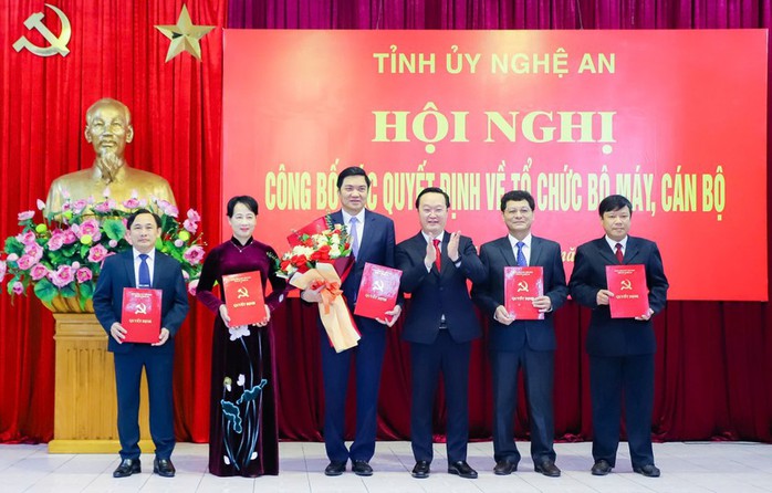 Nghệ An công bố các quyết định sắp xếp tổ chức bộ máy- Ảnh 1. Nghệ An công bố các quyết định sắp xếp tổ chức bộ máy- Ảnh 1.
