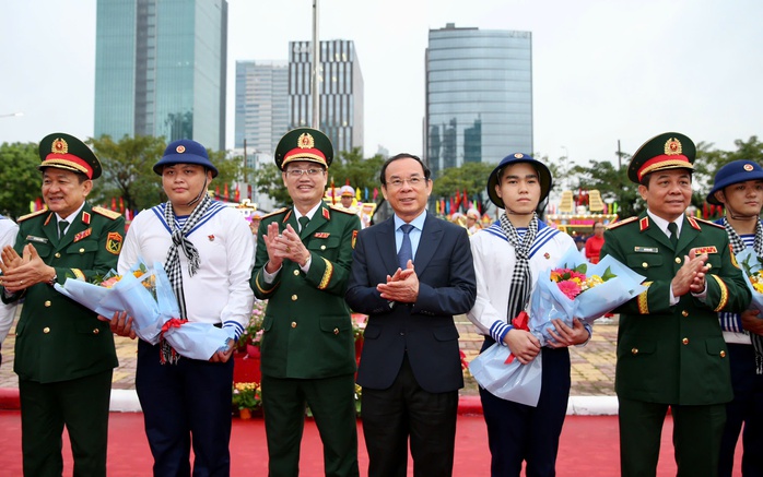 Hơn 4.000 thanh niên TP HCM hăng hái lên đường nhập ngũ- Ảnh 1. Hơn 4.000 thanh niên TP HCM hăng hái lên đường nhập ngũ- Ảnh 1.