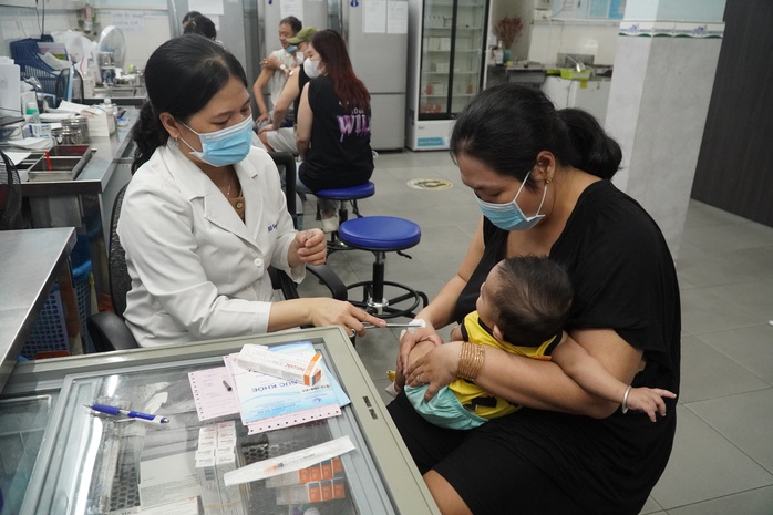 Lưu ý nóng đối với trẻ khi mưa trái mùa bất ngờ xuất hiện- Ảnh 2. Lưu ý nóng đối với trẻ khi mưa trái mùa bất ngờ xuất hiện- Ảnh 2.