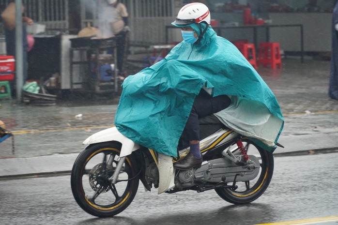 Lưu ý nóng đối với trẻ khi mưa trái mùa bất ngờ xuất hiện- Ảnh 1. Lưu ý nóng đối với trẻ khi mưa trái mùa bất ngờ xuất hiện- Ảnh 1.