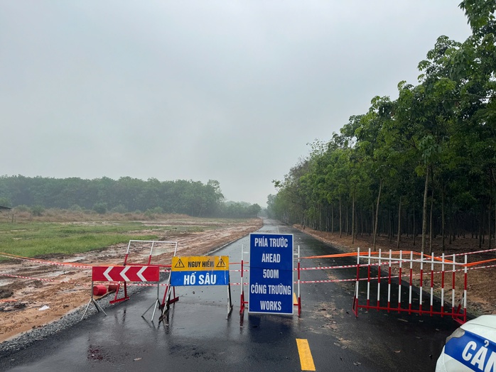 Cận cảnh mặt đường bất ngờ bị sụt lún tạo hố sâu ở Bình Dương- Ảnh 3. Cận cảnh mặt đường bất ngờ bị sụt lún tạo hố sâu ở Bình Dương- Ảnh 3.