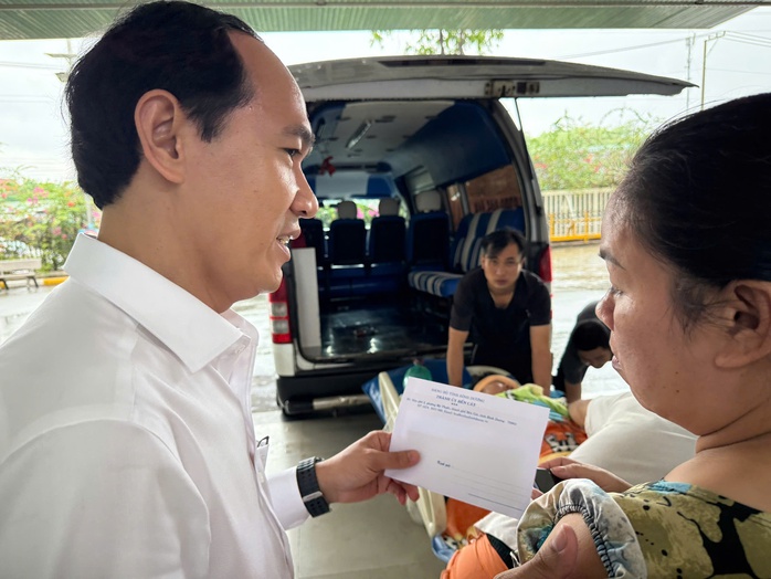Cận cảnh mặt đường bất ngờ bị sụt lún tạo hố sâu ở Bình Dương- Ảnh 1. Cận cảnh mặt đường bất ngờ bị sụt lún tạo hố sâu ở Bình Dương- Ảnh 1.