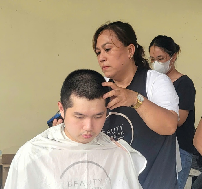 Thợ làm đẹp TP HCM rủ nhau cắt tóc miễn phí cho tân binh- Ảnh 1. Thợ làm đẹp TP HCM rủ nhau cắt tóc miễn phí cho tân binh- Ảnh 1.