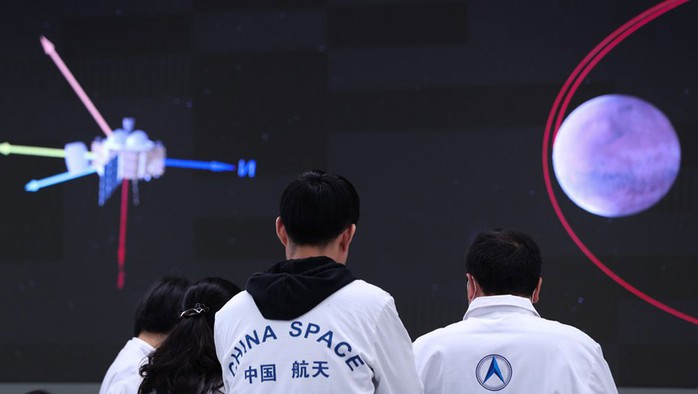 Các chuyên gia tại Trung tâm Kiểm soát hàng không vũ trụ Bắc Kinh (Trung Quốc). Ảnh: TÂN HOA XÃ Các chuyên gia tại Trung tâm Kiểm soát hàng không vũ trụ Bắc Kinh (Trung Quốc). Ảnh: TÂN HOA XÃ
