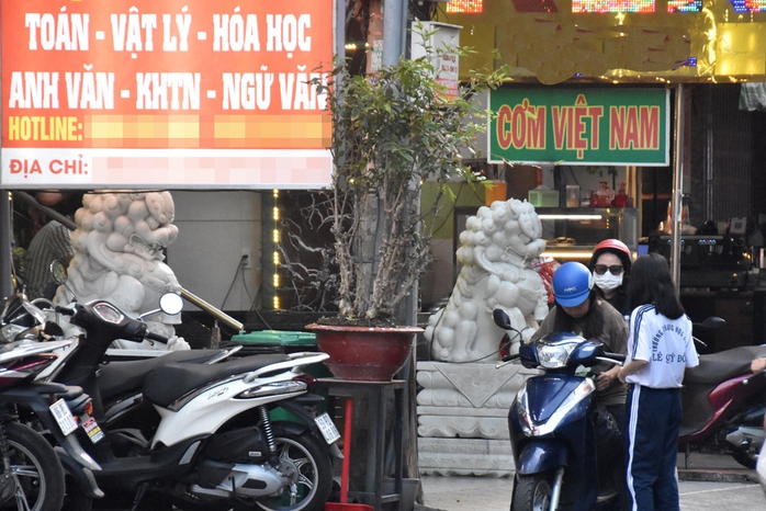 Hoạt động dạy thêm, học thêm sau giờ học chính khóa hiện nay khá phổ biến. Ảnh chụp tại một trung tâm dạy thêm ở TP HCM chiều 14-2. Ảnh: TẤN THẠNH Hoạt động dạy thêm, học thêm sau giờ học chính khóa hiện nay khá phổ biến. Ảnh chụp tại một trung tâm dạy thêm ở TP HCM chiều 14-2. Ảnh: TẤN THẠNH