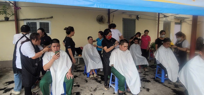 Thợ làm đẹp TP HCM rủ nhau cắt tóc miễn phí cho tân binh- Ảnh 3. Thợ làm đẹp TP HCM rủ nhau cắt tóc miễn phí cho tân binh- Ảnh 3.
