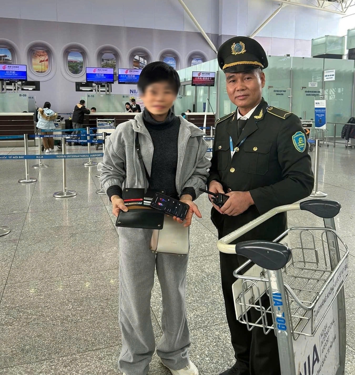 Chuẩn bị bay đi Đức, người phụ nữ hốt hoảng vì quên ví trên xe đẩy- Ảnh 1. Chuẩn bị bay đi Đức, người phụ nữ hốt hoảng vì quên ví trên xe đẩy- Ảnh 1.