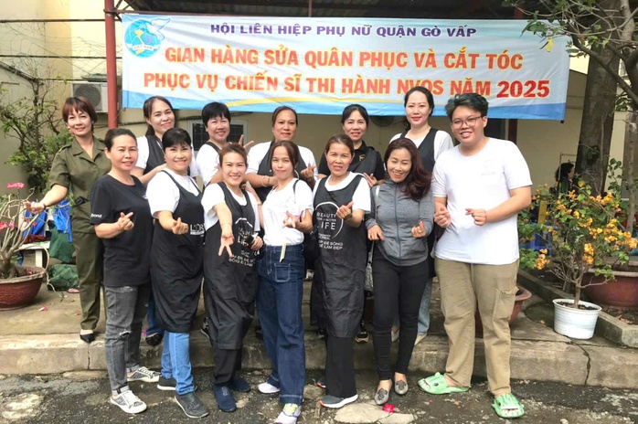 Thợ làm đẹp TP HCM rủ nhau cắt tóc miễn phí cho tân binh- Ảnh 2. Thợ làm đẹp TP HCM rủ nhau cắt tóc miễn phí cho tân binh- Ảnh 2.