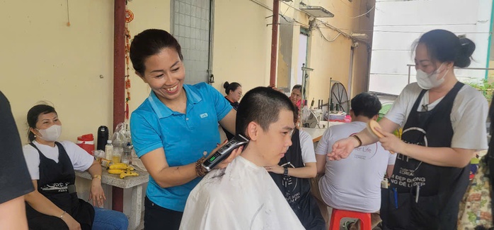 Thợ làm đẹp TP HCM rủ nhau cắt tóc miễn phí cho tân binh- Ảnh 4. Thợ làm đẹp TP HCM rủ nhau cắt tóc miễn phí cho tân binh- Ảnh 4.