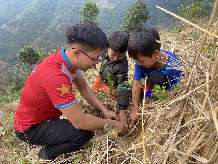 Chàng trai H'Mông với "Rừng và Em"- Ảnh 1. Chàng trai H'Mông với "Rừng và Em"- Ảnh 1.