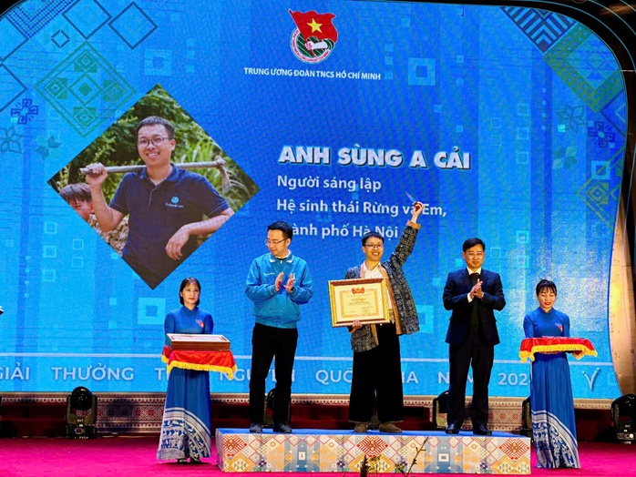 Chàng trai H'Mông với "Rừng và Em"- Ảnh 3. Chàng trai H'Mông với "Rừng và Em"- Ảnh 3.