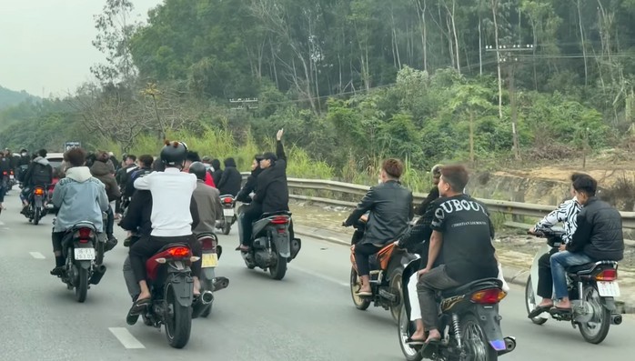 VIDEO: Xử lý nhóm thanh niên "đầu trần" chạy xe máy dàn hàng trên quốc lộ - Ảnh 1. VIDEO: Xử lý nhóm thanh niên "đầu trần" chạy xe máy dàn hàng trên quốc lộ - Ảnh 1.
