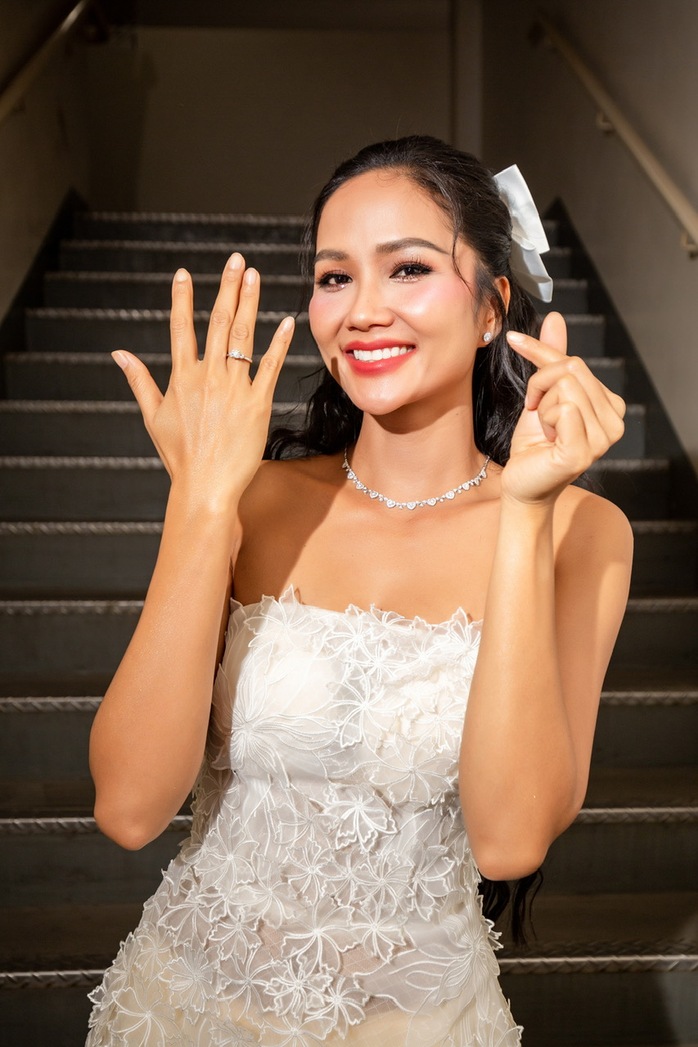 H'Hen Niê lần đầu chia sẻ về màn cầu hôn gây sốt mạng xã hội- Ảnh 1. H'Hen Niê lần đầu chia sẻ về màn cầu hôn gây sốt mạng xã hội- Ảnh 1.