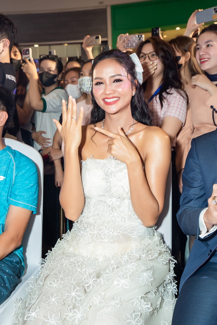H'Hen Niê lần đầu chia sẻ về màn cầu hôn gây sốt mạng xã hội- Ảnh 4. H'Hen Niê lần đầu chia sẻ về màn cầu hôn gây sốt mạng xã hội- Ảnh 4.