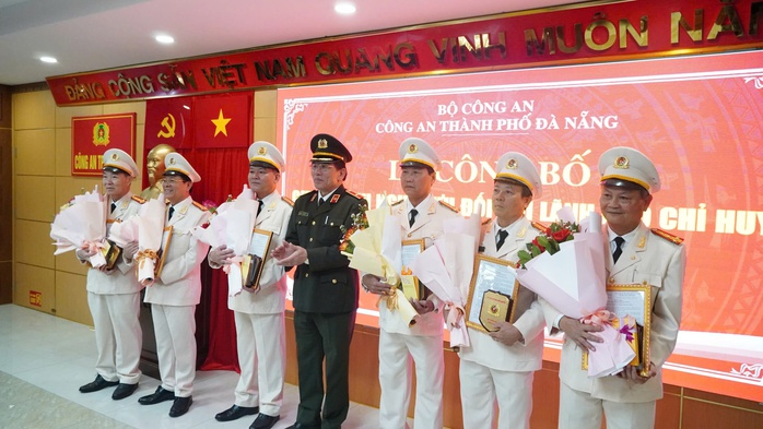 Trưởng Phòng CSGT và 14 lãnh đạo thuộc Công an Đà Nẵng nghỉ hưu trước tuổi- Ảnh 1. Trưởng Phòng CSGT và 14 lãnh đạo thuộc Công an Đà Nẵng nghỉ hưu trước tuổi- Ảnh 1.