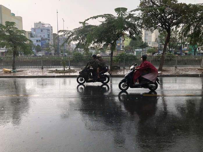 Chiều nay, TP HCM tiếp tục hứng mưa trái mùa- Ảnh 2. Chiều nay, TP HCM tiếp tục hứng mưa trái mùa- Ảnh 2.
