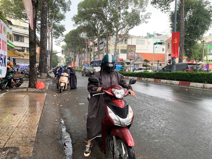 Chiều nay, TP HCM tiếp tục hứng mưa trái mùa- Ảnh 3. Chiều nay, TP HCM tiếp tục hứng mưa trái mùa- Ảnh 3.