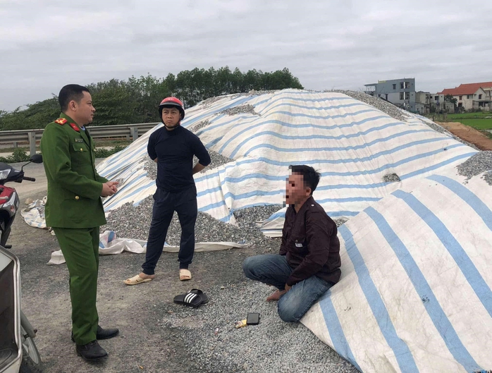 Từ Bình Định ra thăm vợ ở Quảng Bình, người đàn ông đòi nhảy cầu tự tử- Ảnh 2. Từ Bình Định ra thăm vợ ở Quảng Bình, người đàn ông đòi nhảy cầu tự tử- Ảnh 2.