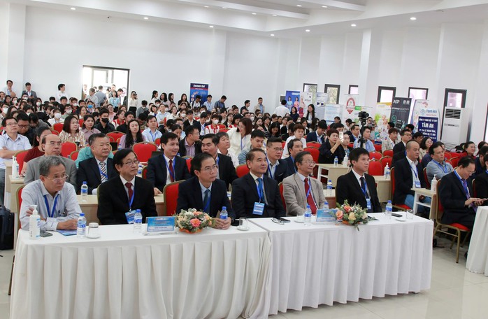 Hơn 300 đại biểu tham dự hội nghị khoa học tại Bệnh viện Đại học Y dược Buôn Ma Thuột- Ảnh 1. Hơn 300 đại biểu tham dự hội nghị khoa học tại Bệnh viện Đại học Y dược Buôn Ma Thuột- Ảnh 1.