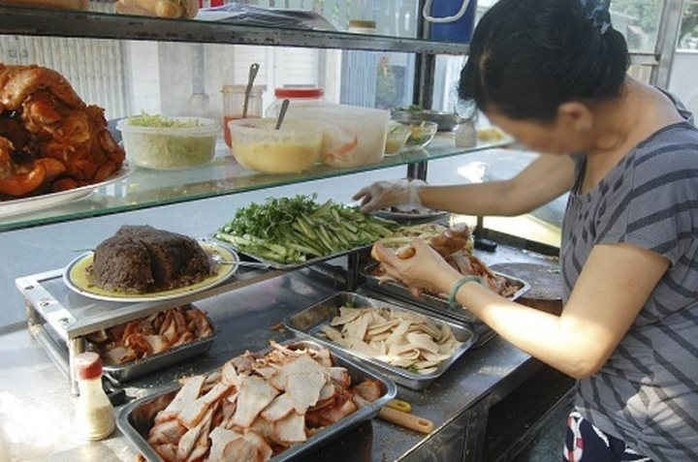 Không dùng găng tay khi bán thực phẩm chín sẽ bị phạt tiền triệu- Ảnh 2. Không dùng găng tay khi bán thực phẩm chín sẽ bị phạt tiền triệu- Ảnh 2.
