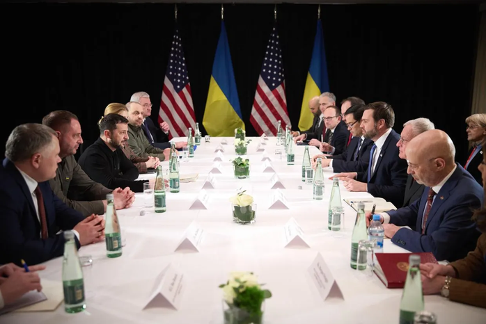Toàn cảnh cuộc gặp giữa Tổng thống Ukraine Zelensky với Phó Tổng thống Mỹ JD Vance tại Hội nghị An ninh Munich trong ngày 14- 2. (Ảnh: Văn phòng Tổng thống Ukraine) Toàn cảnh cuộc gặp giữa Tổng thống Ukraine Zelensky với Phó Tổng thống Mỹ JD Vance tại Hội nghị An ninh Munich trong ngày 14- 2. (Ảnh: Văn phòng Tổng thống Ukraine)