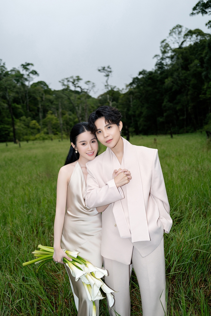 Bộ ảnh lần đầu công bố của Vũ Cát Tường và bạn đời
- Ảnh 1. Bộ ảnh lần đầu công bố của Vũ Cát Tường và bạn đời
- Ảnh 1.