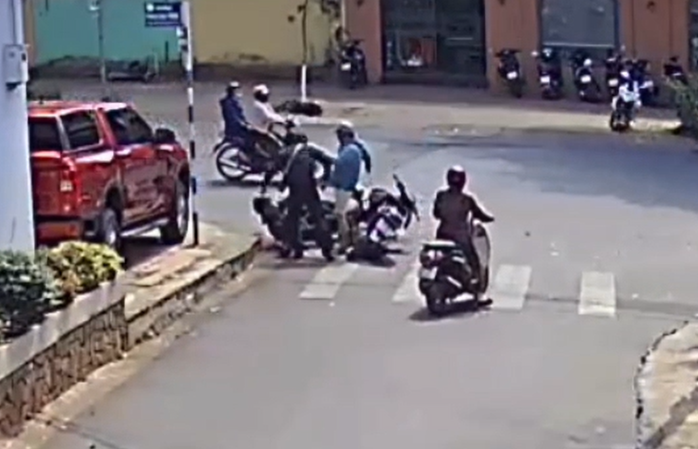 CLIP: Công an truy tìm 2 người đàn ông "hổ báo" đánh người sau va chạm giao thông- Ảnh 1. CLIP: Công an truy tìm 2 người đàn ông "hổ báo" đánh người sau va chạm giao thông- Ảnh 1.