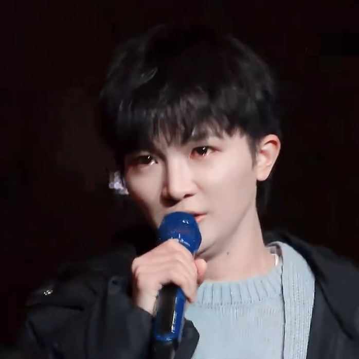 Giọng ca "phi giới tính" bật khóc vì hủy show do bệnh- Ảnh 4. Giọng ca "phi giới tính" bật khóc vì hủy show do bệnh- Ảnh 4.