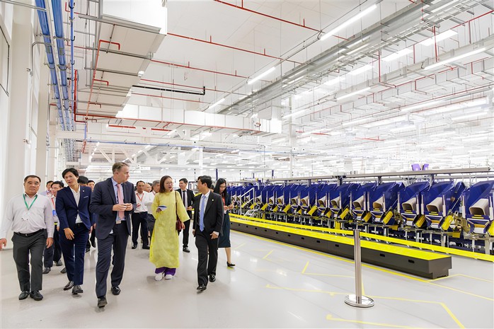Ông Võ Văn Minh, Chủ tịch UBND tỉnh Bình Dương tham quan nhà máy xanh của Tập đoàn Lego Ông Võ Văn Minh, Chủ tịch UBND tỉnh Bình Dương tham quan nhà máy xanh của Tập đoàn Lego