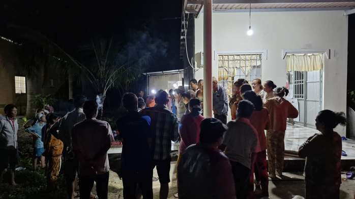 CLIP: Người thân đau lòng bên thi thể bé trai 5 tuổi - Ảnh 1. CLIP: Người thân đau lòng bên thi thể bé trai 5 tuổi - Ảnh 1.