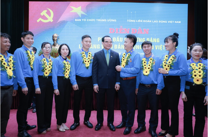 Phấn đấu để xứng đáng là đảng viên Đảng Cộng sản Việt Nam- Ảnh 1. Phấn đấu để xứng đáng là đảng viên Đảng Cộng sản Việt Nam- Ảnh 1.