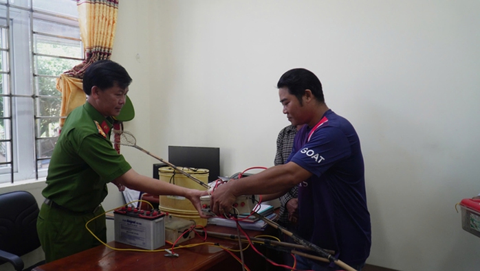 Người dân Cà Mau tự nguyện giao nộp dụng cụ xung điện khai thác thủy sản Người dân Cà Mau tự nguyện giao nộp dụng cụ xung điện khai thác thủy sản