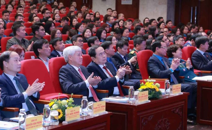 Biểu dương 95 công nhân lao động tiêu biểu là đảng viên Đảng Cộng sản Việt Nam- Ảnh 1. Biểu dương 95 công nhân lao động tiêu biểu là đảng viên Đảng Cộng sản Việt Nam- Ảnh 1.