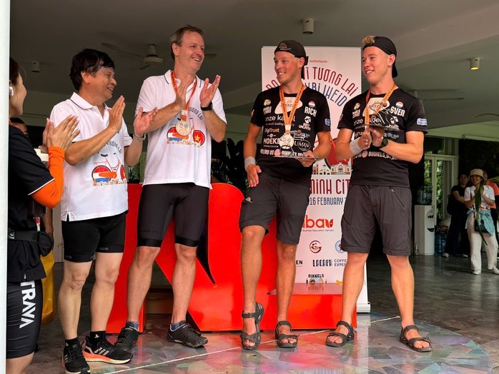 Hai người Hà Lan đạp xe hơn 20.000 km đến Việt Nam tham gia diễu hành "Đạp xe vì tương lai"- Ảnh 7. Hai người Hà Lan đạp xe hơn 20.000 km đến Việt Nam tham gia diễu hành "Đạp xe vì tương lai"- Ảnh 7.