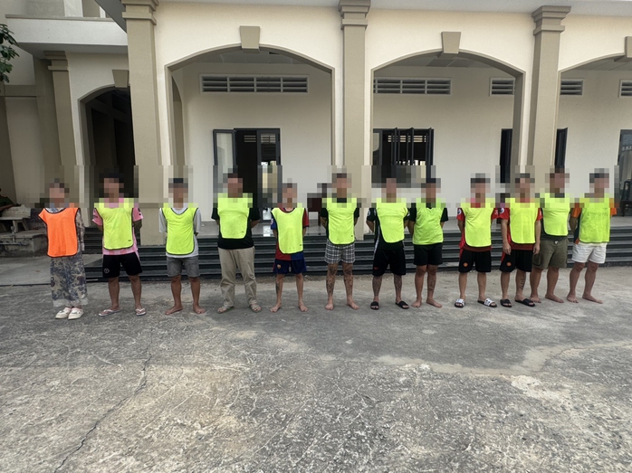 Kịch bản dẫn dụ “xuyên biên giới” và bí mật bên trong tòa nhà của băng nhóm tội phạm ở Campuchia
- Ảnh 2. Kịch bản dẫn dụ “xuyên biên giới” và bí mật bên trong tòa nhà của băng nhóm tội phạm ở Campuchia
- Ảnh 2.