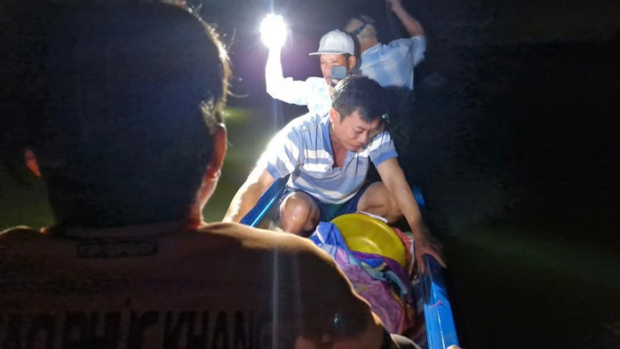 CLIP: Người thân đau lòng bên thi thể bé trai 5 tuổi - Ảnh 2. CLIP: Người thân đau lòng bên thi thể bé trai 5 tuổi - Ảnh 2.