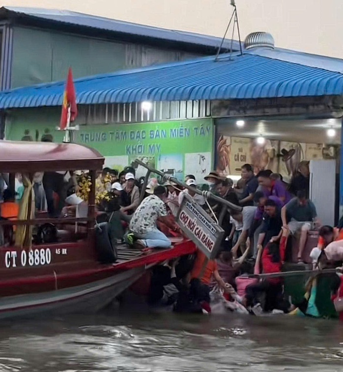 VIDEO: Chủ cơ sở phân trần vụ sập mũi nhà bè, nhiều người rơi xuống sông ở chợ nổi Cái Răng- Ảnh 1. VIDEO: Chủ cơ sở phân trần vụ sập mũi nhà bè, nhiều người rơi xuống sông ở chợ nổi Cái Răng- Ảnh 1.