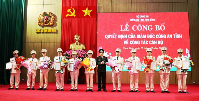 11 lãnh đạo công an ở Ninh Bình xin nghỉ hưu trước tuổi- Ảnh 1. 11 lãnh đạo công an ở Ninh Bình xin nghỉ hưu trước tuổi- Ảnh 1.